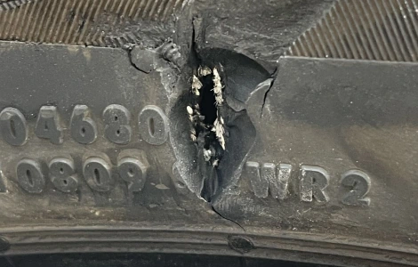 沃尔沃（进口）XC40轮胎出现大洞口，严重影响行车安全