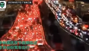 国庆高速堵车堵到崩溃，强烈建议新能源车这些鸡肋配置标配
