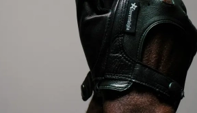 宾利品牌携手设计工作室Forestalgia打造限量版驾驶手套