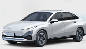 五菱汽车推出E5纯电动轿车：定价15.98万元起，续航410-510公里