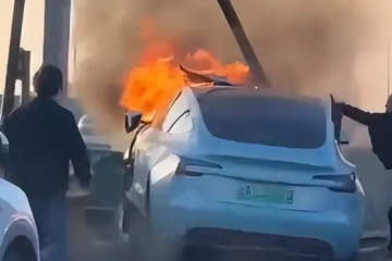 上海一特斯拉撞击后迅速自燃，电车果真不能买？