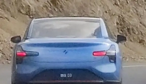 小鹏汽车子品牌MONA首款车型尾部实车图曝光，命名或为“想往03” 