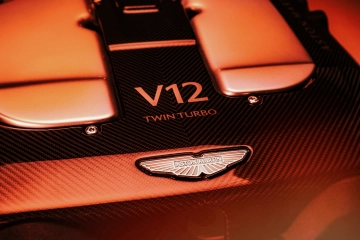 "阿斯顿·马丁V12发动机：引领新纪元的奢华动力之旅"